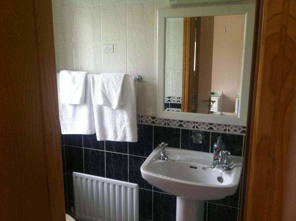 Dunn Court House Bed & Breakfast Киларни Стая снимка